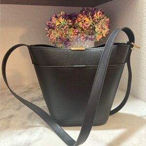 Elegant Black Leather Halston Shoulder Bag